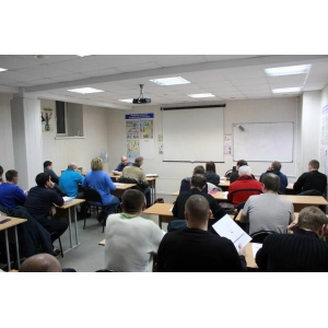 Рабочий люльки подъемника вышки обучение